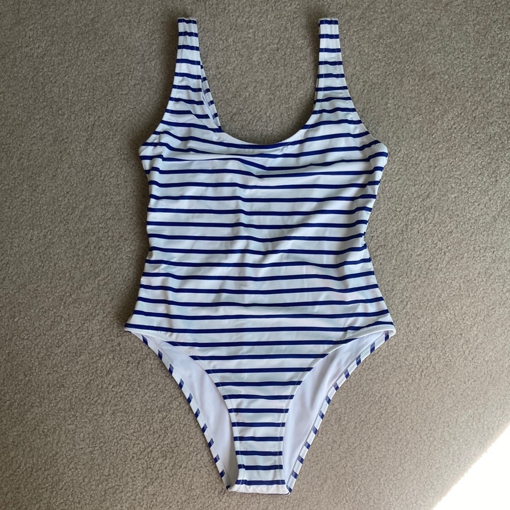 MeUndies navy blue striped swimsuit. Size M.